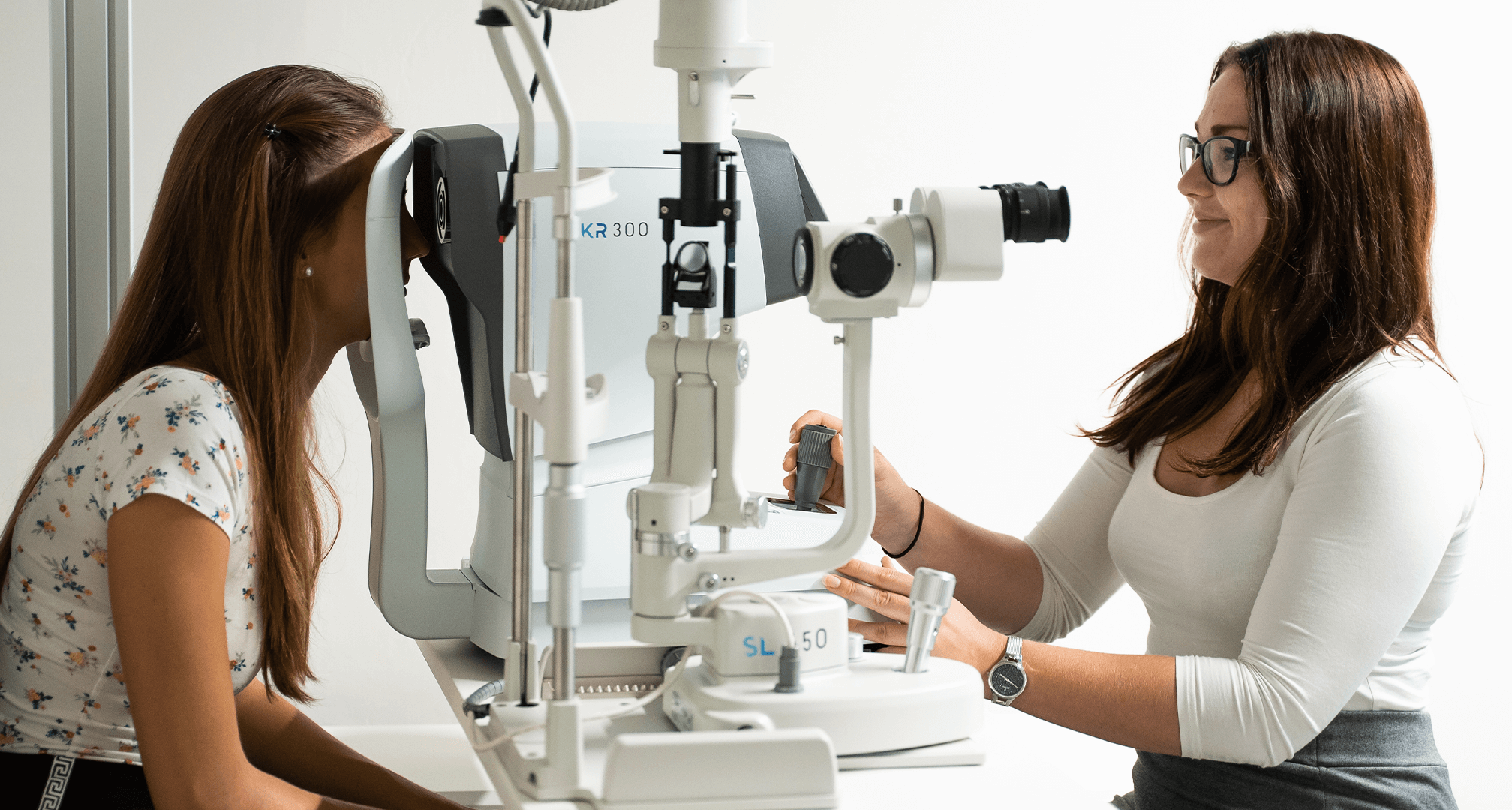 optometrist care efectuează un examen oftalmologic unui pacient